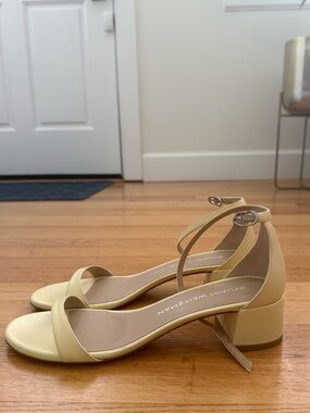 Stuart Weitzman Women’s Butter Yellow Sandals, size 8.5